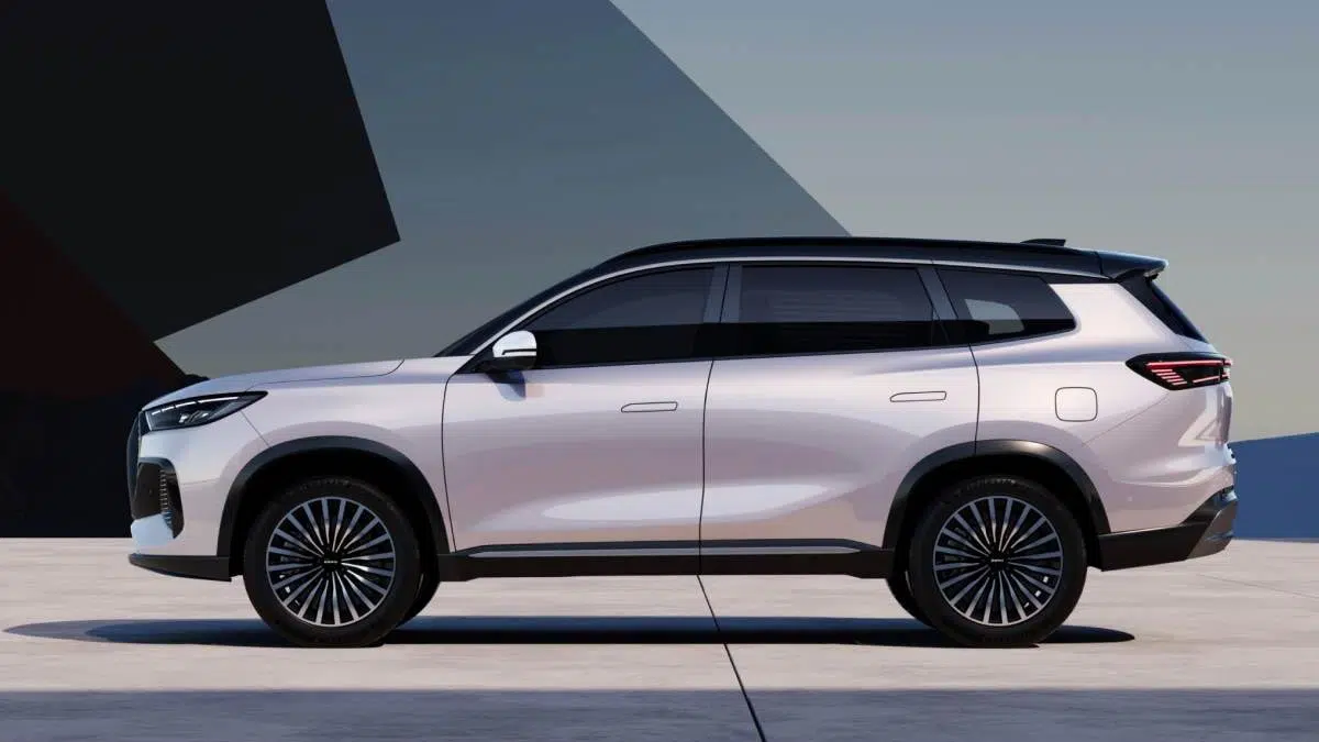 Ce SUV hybride européen va changer votre vie avec 1 200 km d’autonomie à prix fou ! 1 Profil du SUV hybride Ebro S700 PHEV 2025 avec jantes 18 pouces et ligne dynamique
