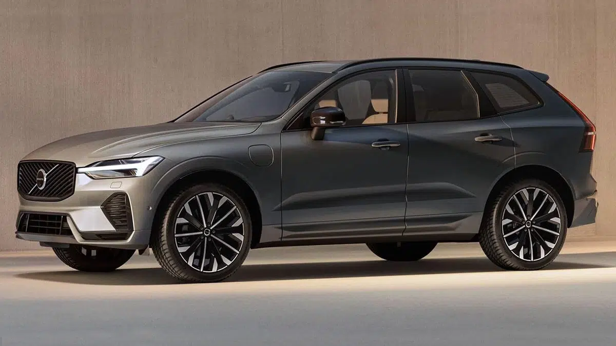 Ce XC60 PHEV : le luxe scandinave sans compromis sur votre conscience écologique ! 1 Profil latéral Volvo XC60 PHEV 2025 avec ligne fluide et jantes alliage 20 pouces