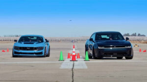 Charger Daytona électrique vs Mustang Dark Horse : le choc