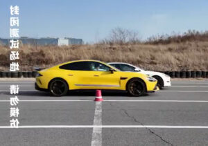 Tesla vs Xiaomi : Duel Électrique Survolté ! La SU7 Ultra