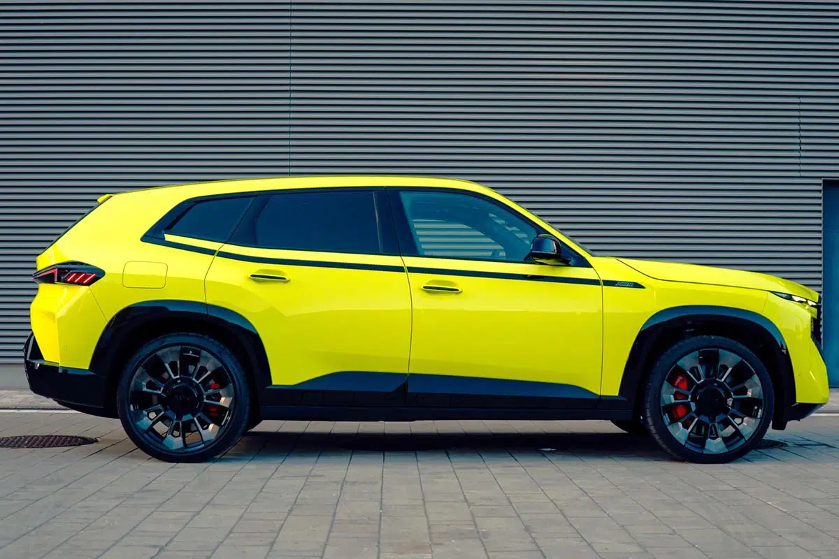 Ce flop incroyable de BMW : Ce SUV hybride à -20 800 € qui n'attire personne ! 1 Profil latéral du BMW XM avec jantes 23 pouces et ligne de caisse tendue