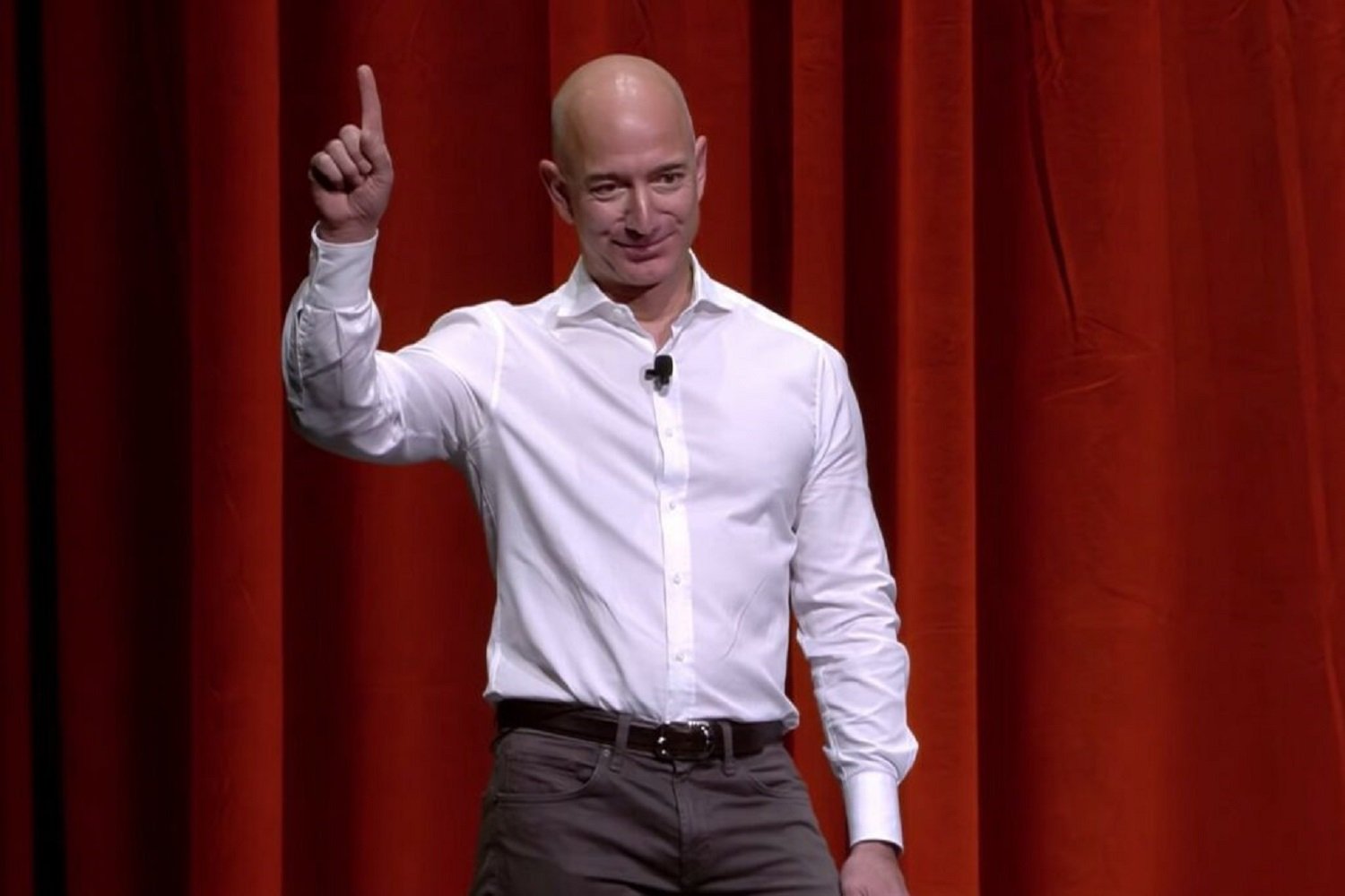 Ce plan incroyable d'Amazon qui va révolutionner l'achat de votre voiture électrique ! 1 Jeff Bezos