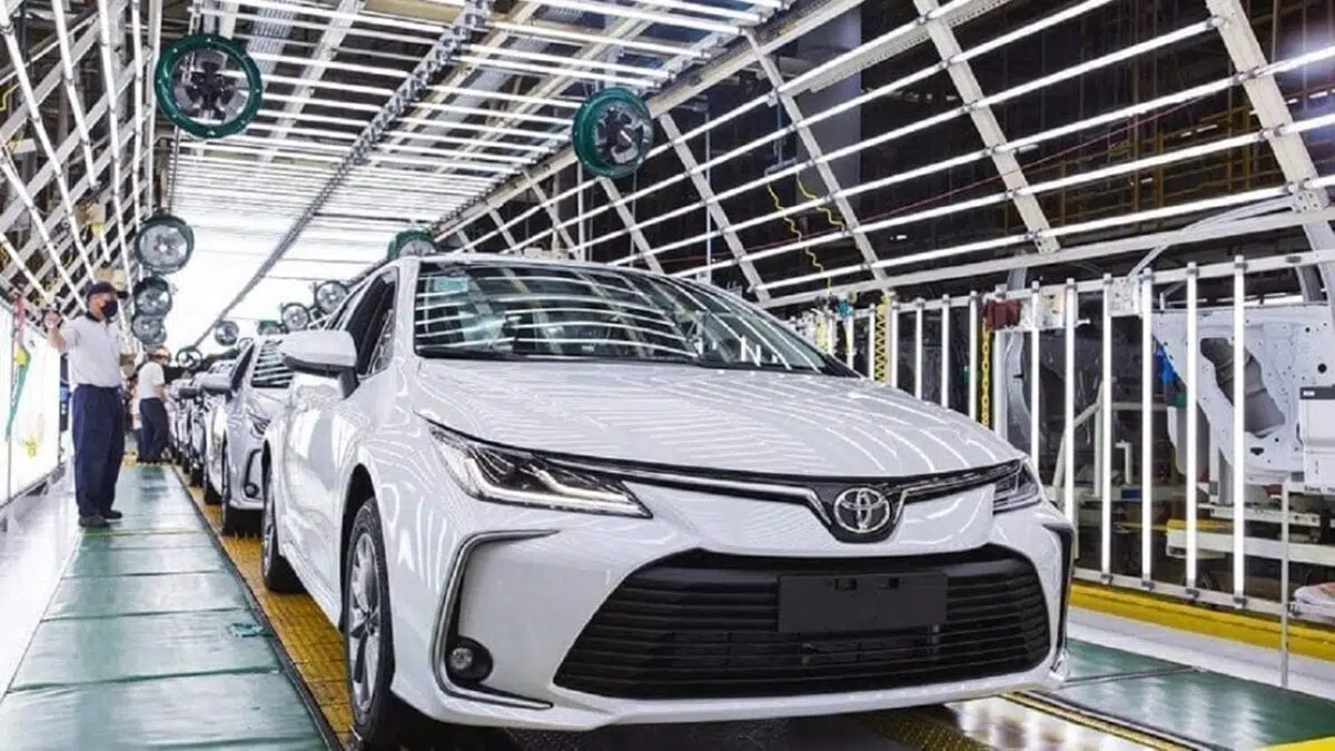 Ce tsunami électrique de Toyota : 15 modèles incroyables et 1 million d'unités en 2027 ! 1 Chaîne de production Toyota en assemblage de voitures électriques avec robots industriels
