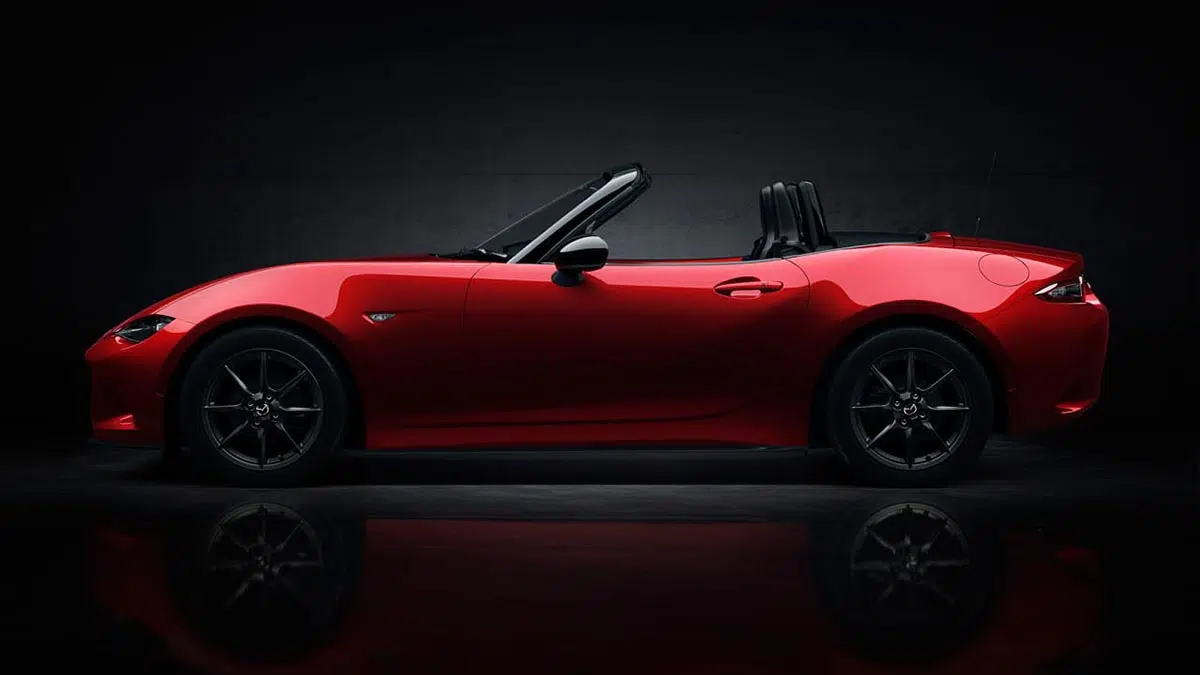 Cette Europe friande de moteurs électriques, pendant que le Japon vénère le 2,5 litres ! 1 Profil du Mazda MX-5 ND 2024, silhouette compacte annonçant les lignes du prochain MX-5 NE