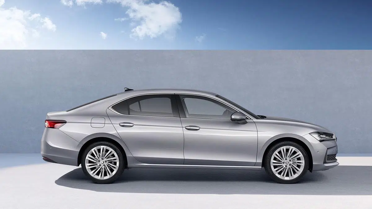 Cette alternative qui surpasse les références : aussi spacieuse qu'une BMW pour 20 000€ de moins ! 1 Profil latéral Skoda Superb 2025 avec silhouette longue, jantes aérodynamiques et ligne de toit fluide