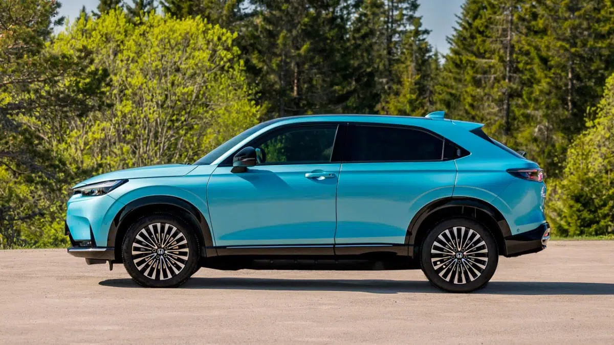 Cette remise incroyable : jusqu'à 12 800 € sur ce SUV électrique Honda e:Ny de 218 ch ! 1 Honda e:Ny1 2025 SUV électrique vu de profil avec lignes épurées et proportions compactes