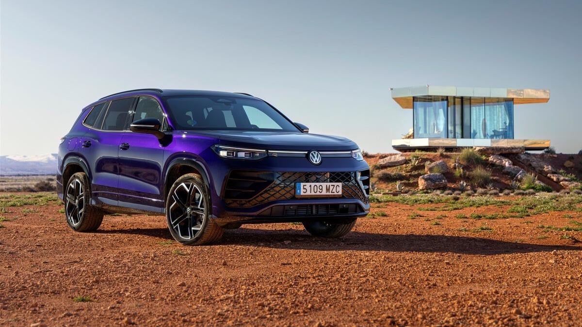 Cette révolution : le Volkswagen Tayron, le SUV familial idéal avec 7 places et économie ! 2 Volkswagen Tayron 2025 vu de face avec phares Matrix LED et calandre imposante