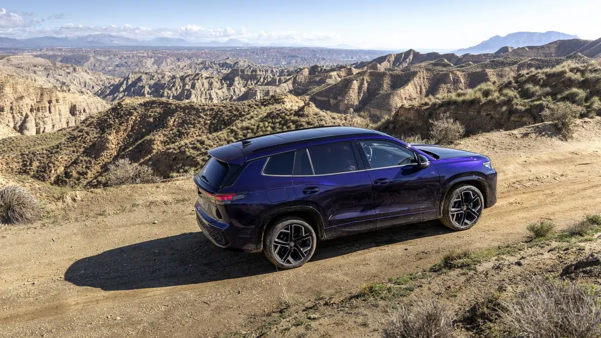 Cette révolution : le Volkswagen Tayron, le SUV familial idéal avec 7 places et économie ! 1 Profil du Volkswagen Tayron 2025 avec jantes 19 pouces et ligne chromée « hockey stick »