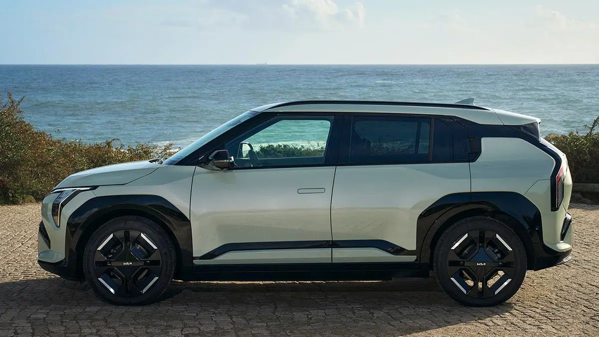 Cette voiture électrique de 2025 : une révolution abordable qui va changer vos voyages ! 1 Profil du Kia EV3 2025 avec silhouette compacte, jantes aérodynamiques et ligne de toit