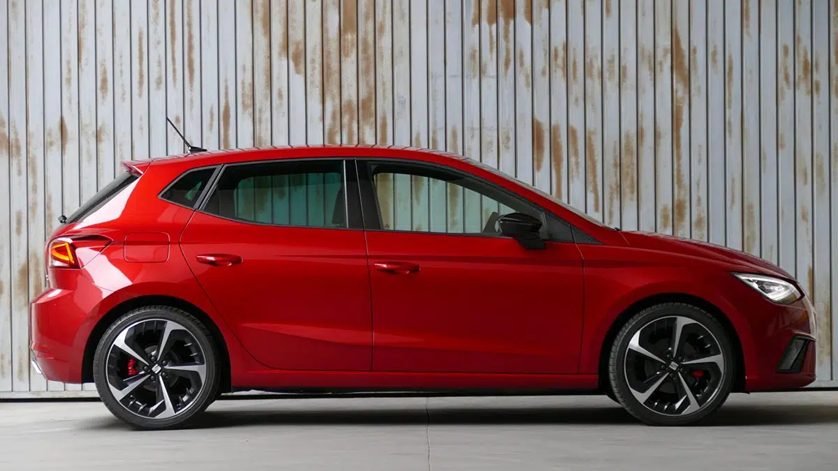 Cette voiture indestructible : seulement 4,9 l/100 km et 16 300 euros, c'est incroyable ! 1 Seat Ibiza 2025 vue extérieure, citadine compacte avec un design dynamique.