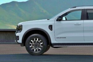Ford Ranger restylé avec nouvelle motorisation hybride surpassant le Toyota Hilux, offrant 50 km d