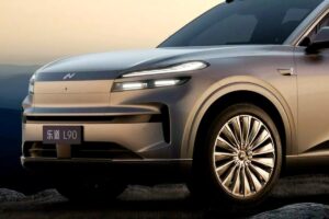 SUV électrique Onvo L90 de Nio mesurant 5,41 mètres avec trois rangées de sièges, motorisation de 590 ch et technologie d