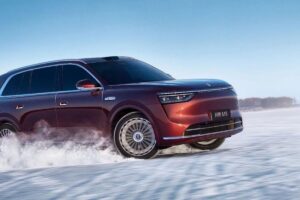 SUV électrique Aito M8 de Huawei et SERES en exposition, attirant l