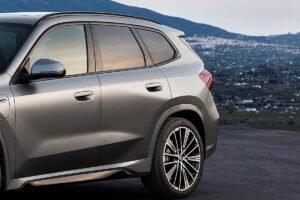 SUV premium compact hybride offrant jusqu