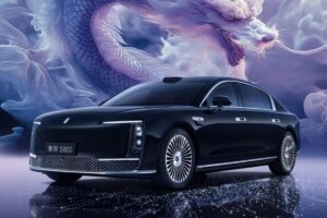 Berline électrique Maextro S800 de Huawei photographiée sous plusieurs angles, révélant son design statutaire inspiré de Rolls-Royce et ses technologies de pointe qui lui permettent d
