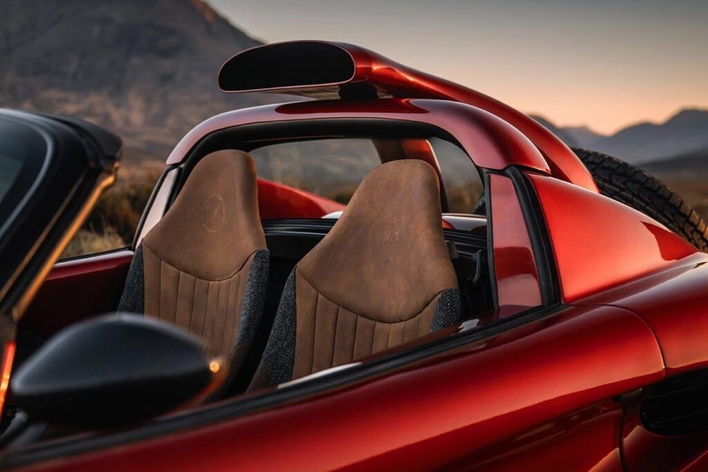 Cette icône de piste devient la reine des pistes : découvrez le Lotus Elise Project Safari ! 74 Petit tout-terrain britannique à moteur central photographié en action sur terrain accidenté, montrant sa garde au sol exceptionnelle et son gabarit compact.