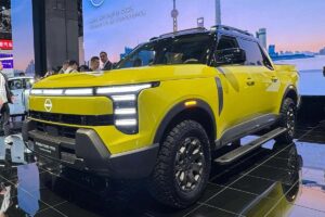 Nissan Frontier Pro hybride rechargeable exposé au Salon de Shanghai, montrant sa silhouette robuste caractéristique combinée aux nouvelles technologies d