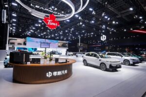 Stand monumental de Leapmotor couvrant plus de 1000 m² au Salon de Shanghai 2025, témoignant de sa croissance exponentielle avec 300 000 véhicules livrés en 2024.