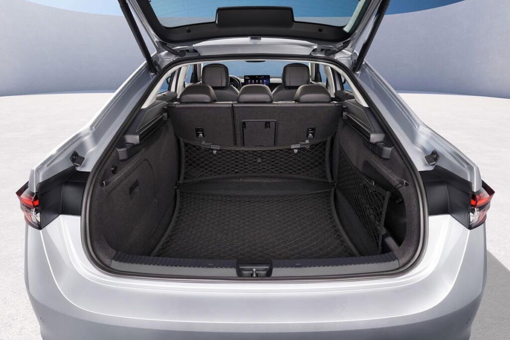 Cette alternative qui surpasse les références : aussi spacieuse qu'une BMW pour 20 000€ de moins ! 101 Grande berline élégante photographiée de trois-quarts avant, illustrant ses proportions généreuses comparables aux références premium allemandes à prix bien plus accessible