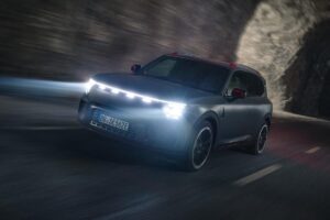 Vue dynamique du nouveau tout-terrain à prix accessible en version sportive de 646 ch, présenté comme la révélation de 2025.