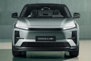 Un véhicule électrique Toyota en charge, symbolisant l