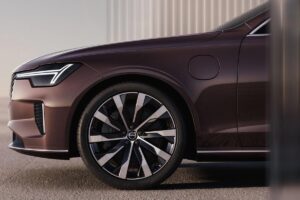 Volvo S90 restylée avec nouvelle motorisation hybride offrant 80 km d