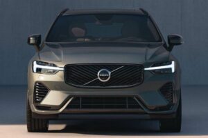 Volvo XC60 PHEV 2024 de face montrant ses lignes élégantes et son gabarit équilibré
