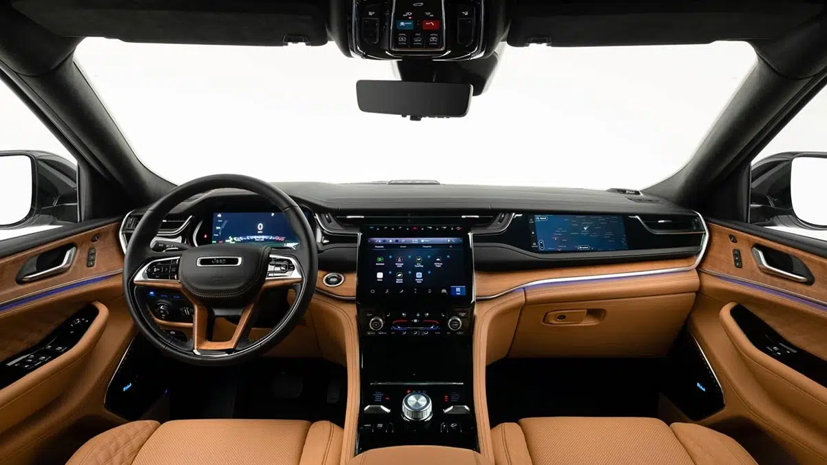 Ce 4x4 méconnu qui ridiculise les géants : découvrez le rival du Land Cruiser et du Defender ! 2 Tableau de bord du Jeep Grand Cherokee 4xe avec écrans numériques et finitions en cuir.