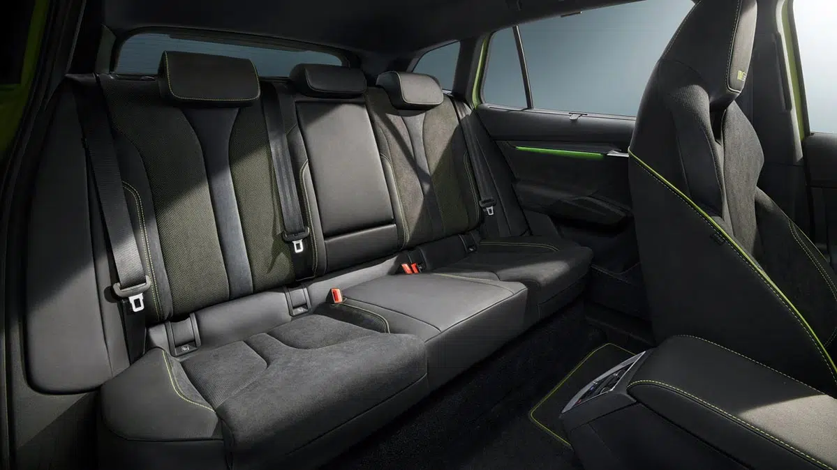 Ce missile électrique Skoda Enyaq RS : 340 ch et 570 km d’autonomie révèlent le meilleur ! 8 Banquette arrière du Skoda Enyaq RS 2025 avec sellerie sport et espace généreux