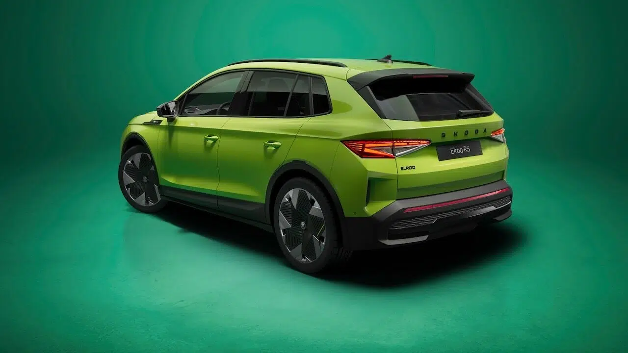 Ce missile électrique Skoda Enyaq RS : 340 ch et 570 km d’autonomie révèlent le meilleur ! 4 Arrière du Skoda Enyaq RS 2025 avec feux LED et badge RS rouge