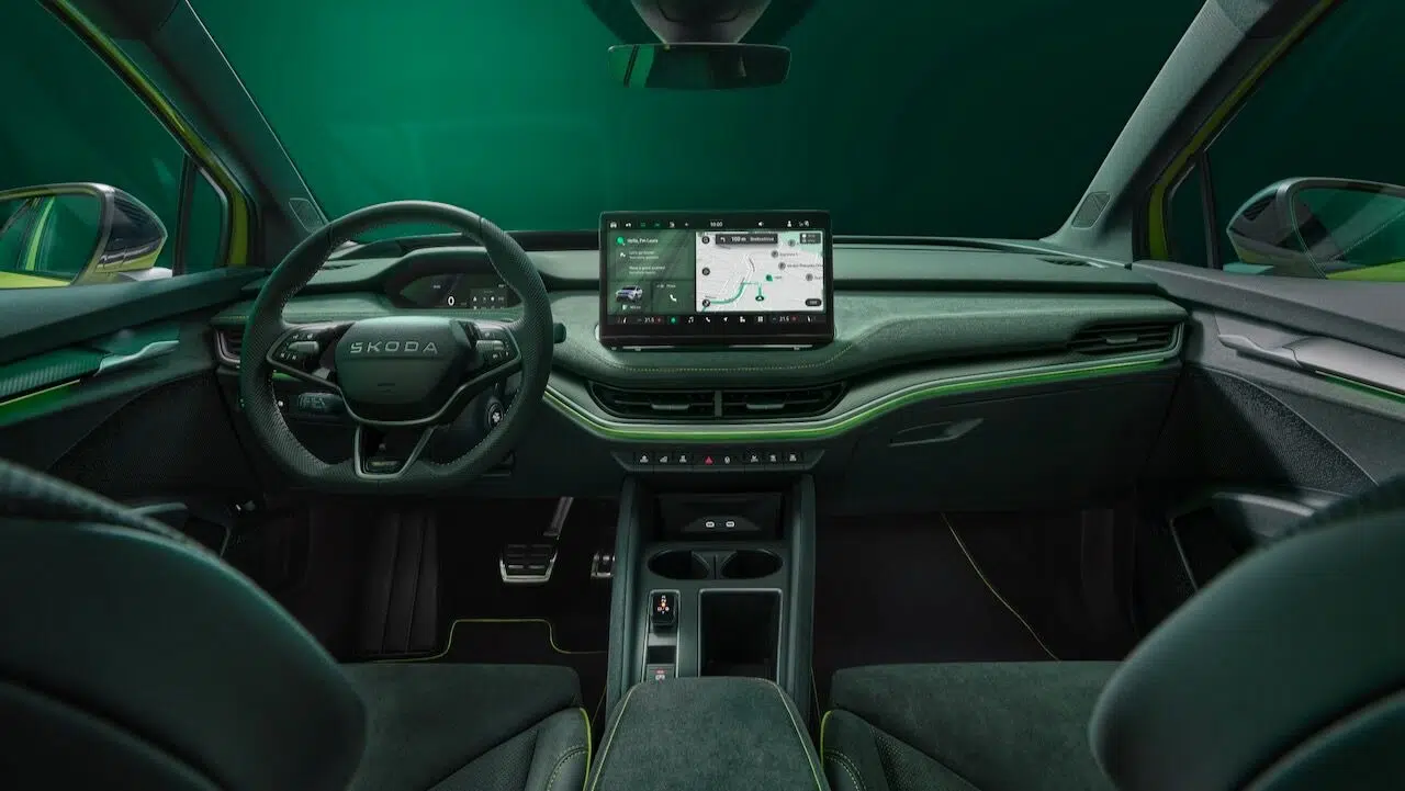 Ce missile électrique Skoda Enyaq RS : 340 ch et 570 km d’autonomie révèlent le meilleur ! 6 Intérieur du Skoda Enyaq RS 2025 avec écran tactile de 13 pouces et volant sport