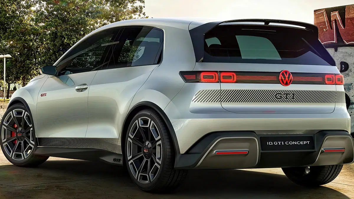 Cette Golf GTI électrique enfin révélée : l'attente a-t-elle été insupportable ? 2 Vue arrière de la Golf GTI EV avec feux horizontaux, becquet et diffuseur sportif