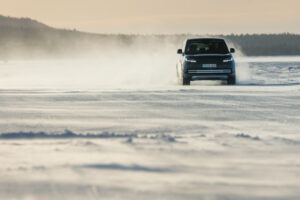 Le Range Rover Electric surpasse son homologue thermique apr