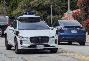 Tesla admet être en retard sur Waymo : les enjeux de la cou