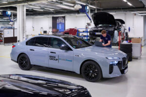 BMW fait rouler sa première i7 équipée de batteries solid