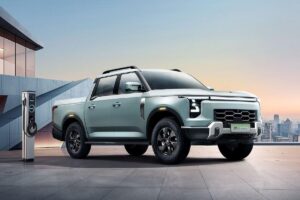 Grand SUV Santana aux lignes robustes et anguleuses, affichant une garde au sol généreuse et des protections de carrosserie marquées, avec badges hybride et diesel visibles sur les ailes avant
