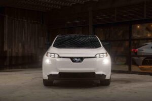 Subaru Solterra 2026 de face , mettant en valeur son design modernisé et son affichage numérique indiquant son autonomie étendue