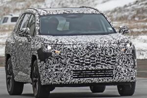 Le futur Toyota RAV4 avec un design plus massif, des lignes anguleuses et une calandre plus imposante que le modèle actuel.
