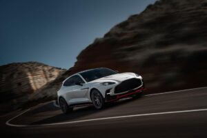 SUV sportif au design agressif vu de profil, arborant une silhouette musclée, des jantes imposantes et le badge historique rappelant son héritage mythique