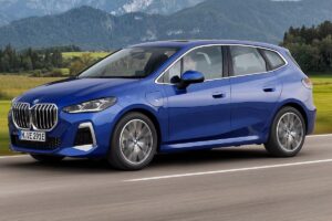 BMW Série 2 Active Tourer hybride rechargeable photographiée en environnement urbain, montrant son design élégant et ses proportions de monospace premium avec port de recharge visible.
