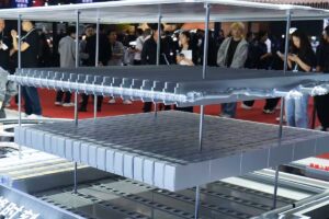 Une batterie de voiture électrique décomposée.