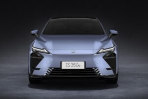 Nouvelle Lexus ES électrique affichant une silhouette élégante et une autonomie record pour rivaliser avec Tesla