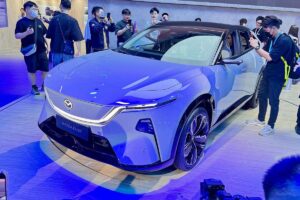 Avant de la Mazda EZ-6 2025 avec calandre fermée, phares LED effilés et bouclier sculpté