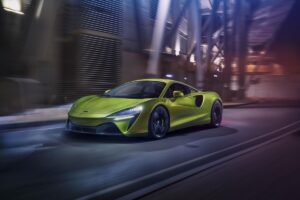 McLaren hybride rechargeable en action offrant 33 kilomètres d