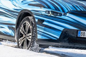 Mercedes GLC camouflé en phase de test final sur circuit, révélant sa silhouette musclée et ses détails aérodynamiques distinctifs