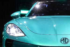 Silhouette élégante du coupé MG inspiré du Cyberster avec ligne de toit plongeante, signature lumineuse distinctive et jantes sportives