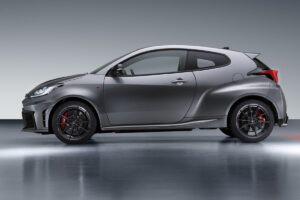 Toyota GR Yaris 2025 en teinte signature présentée de profil montrant ses attributs sportifs distinctifs comme les élargisseurs d