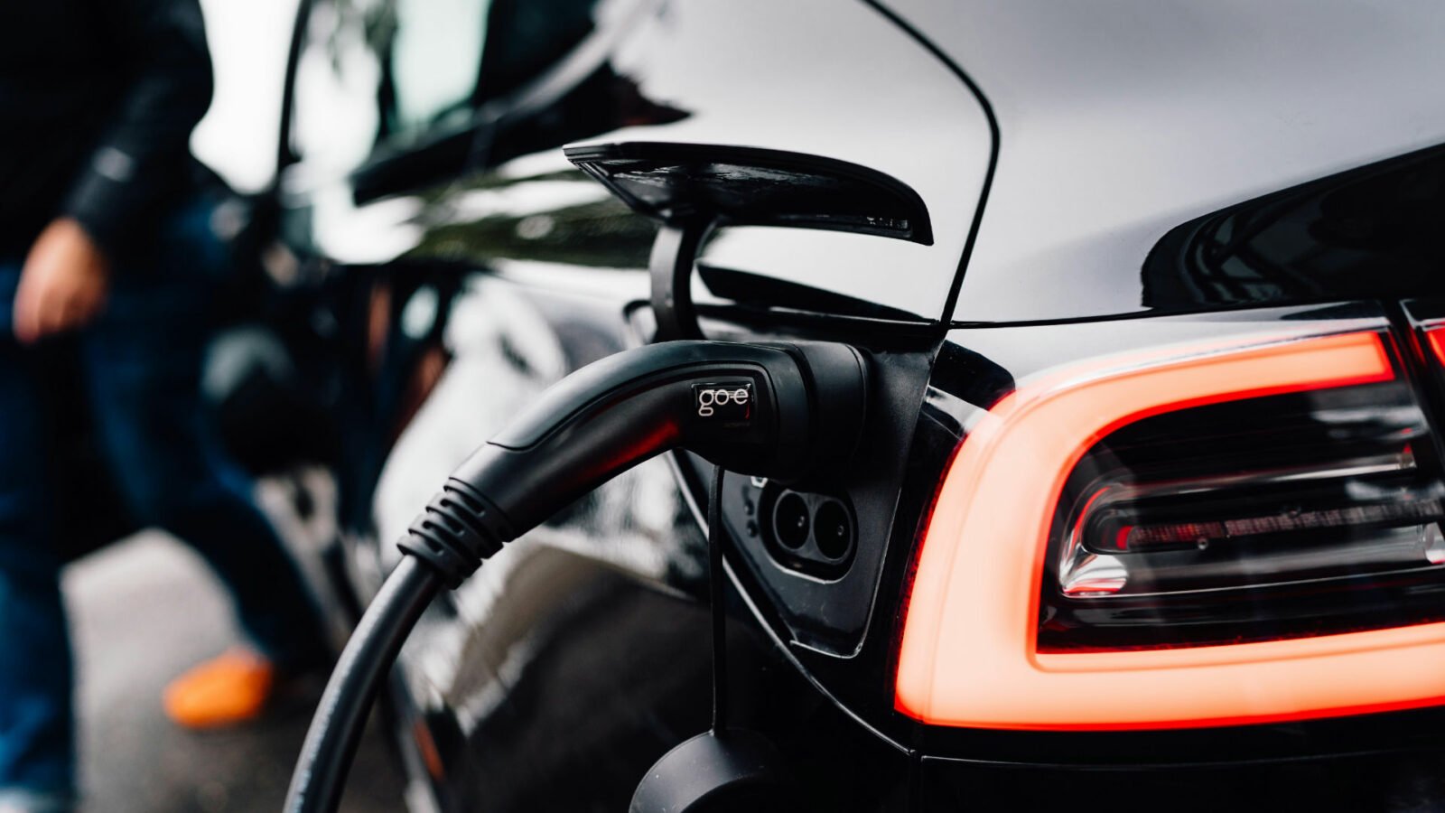 “La voiture électrique n’a plus de limites” : cette borne électrique recharge 100 km en à peine 1 mn !