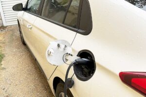Faut-il totalement interdire les voitures hybrides électriques en France ?
