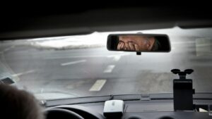 Au volant pendant 6 heures, une étude révèle le temps passé les yeux fermés
